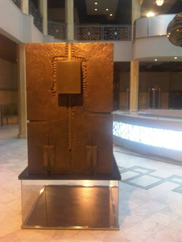 🇬🇧 SCULPTURES – Transforming Spaces with Monumental Art